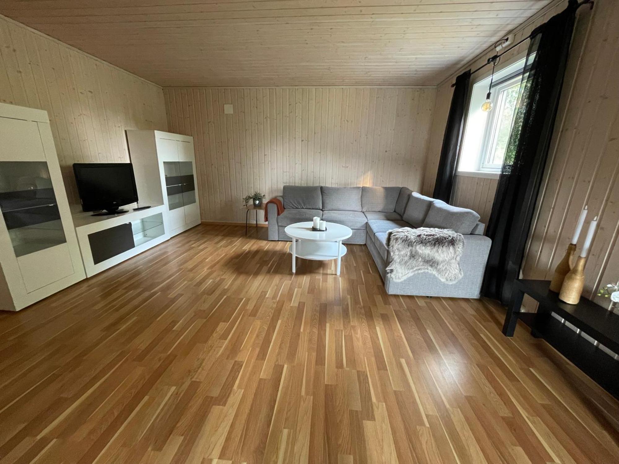 Sentral Og Romslig Leilighet Naert Senja Finnsnes Kültér fotó