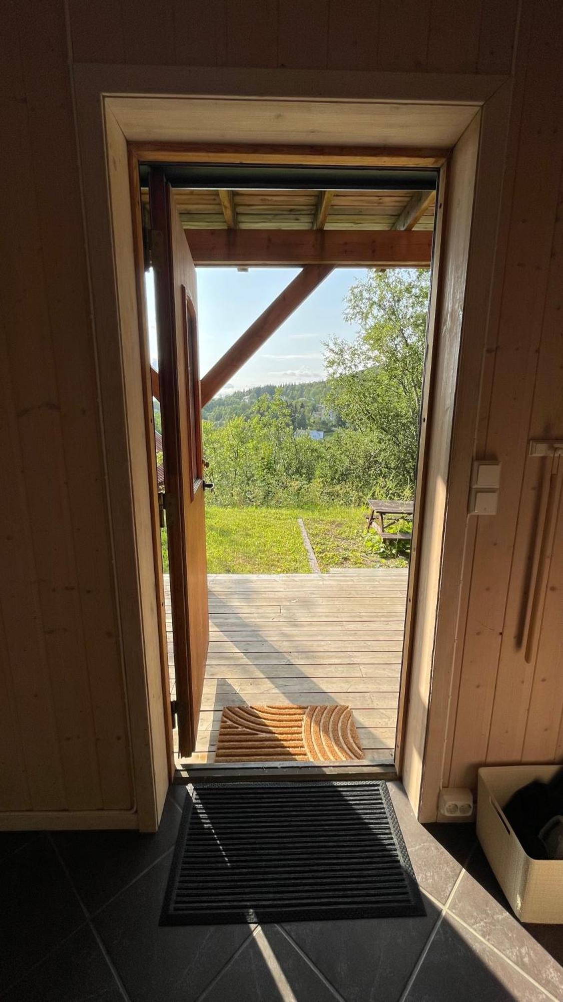 Sentral Og Romslig Leilighet Naert Senja Finnsnes Kültér fotó